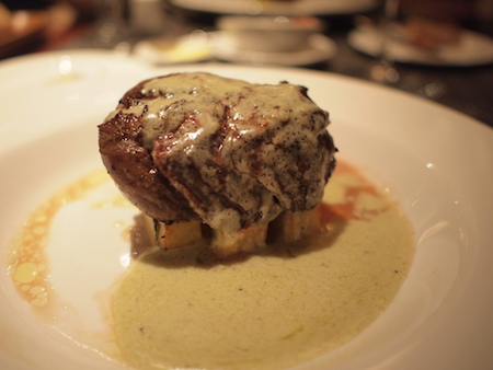Steak with roasted potatoes with Roquefort sauce