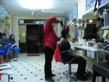 マチュピチュ村で髪を洗う